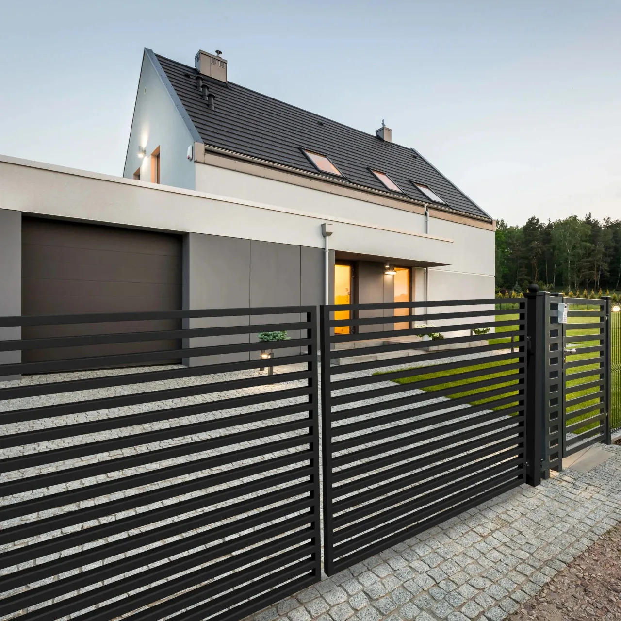 Double swing driveway gate to a front drive