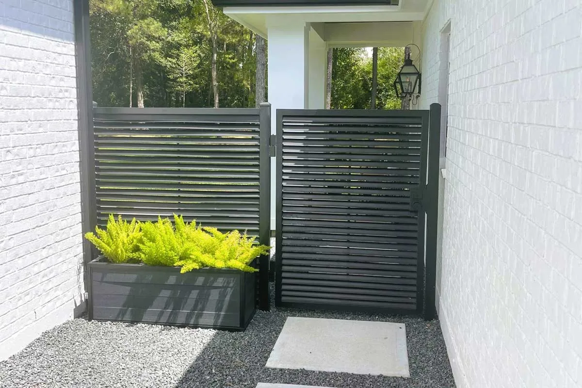 Garden gate with a self-closing hinge